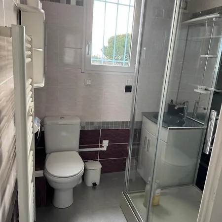 Les Micocouliers - Spacieuse Maison,4chambres ,avec Jardin- Parking -wifi